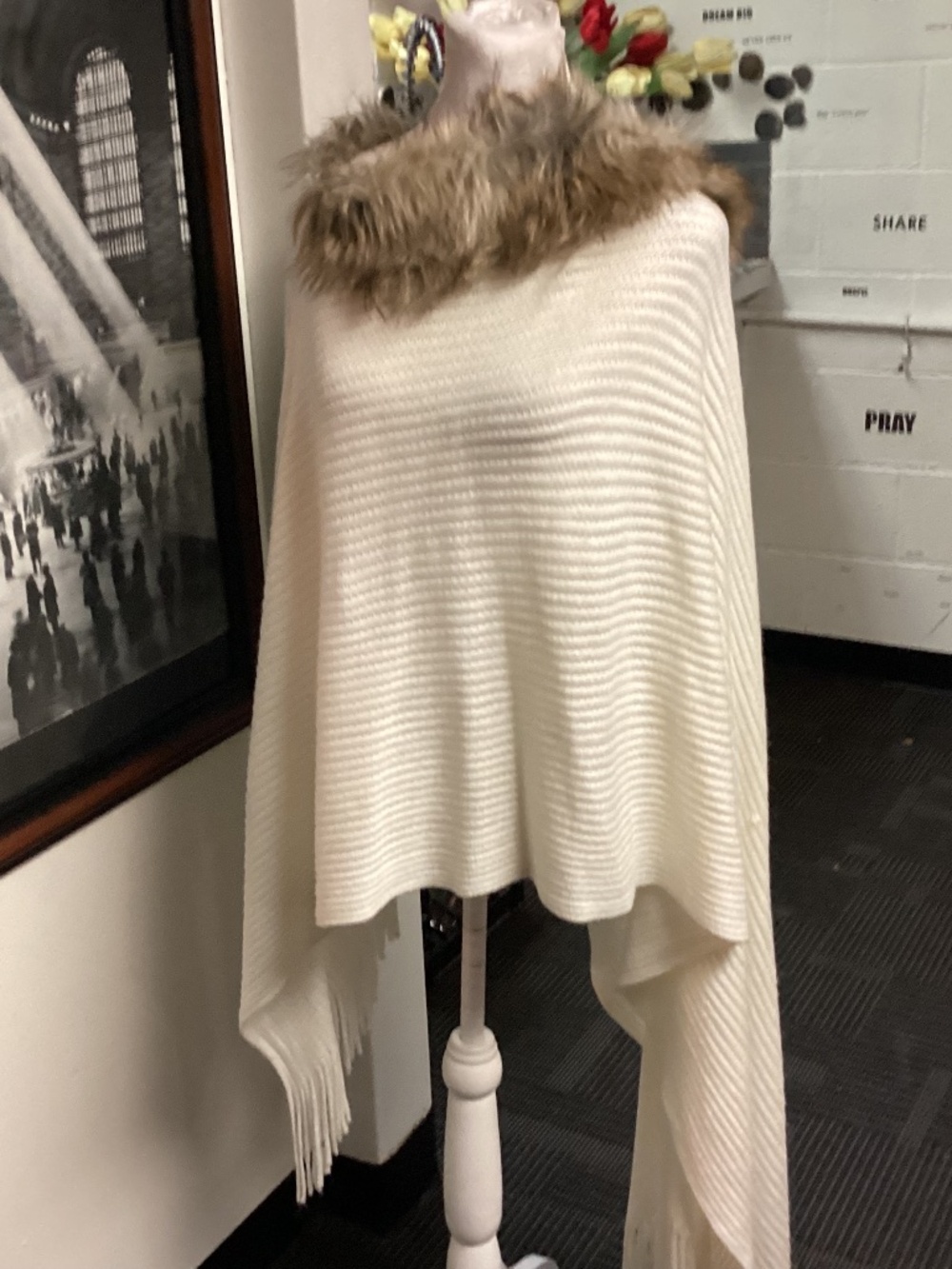 Lovely ivory, color, white cape, full fur collar one size